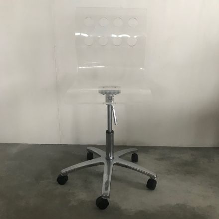 Bureaustoel van doorzichtig perspex op wielen
