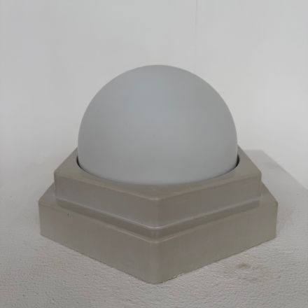 Plafond/wandlamp lichtgrijs trapvorm jaren 60/70