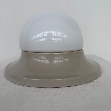 Plafond/wandlamp rond lichtgrijs kunststof jaren 60/70