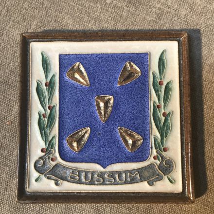 Cloisonné-tegel Porceleyne Fles Delft - wapen Bussum