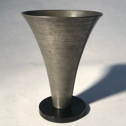 Vaas 1940 tin met bakelieten voet