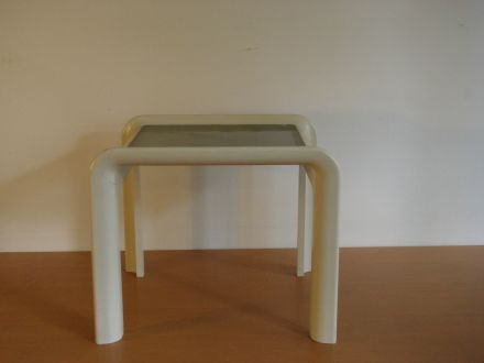 tafel ±1970 wit kunststof met rookglas