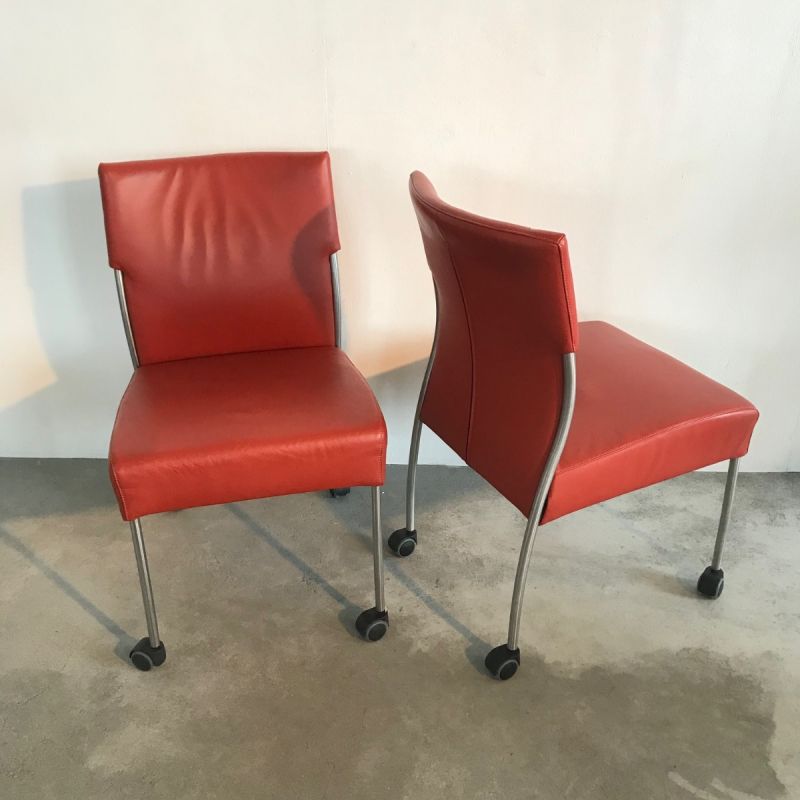 Rode lederen stoelen 2 stuks met verchroomde poten en wielen