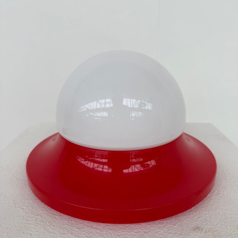 Plafond/wandlamp rond rood jaren 60/70