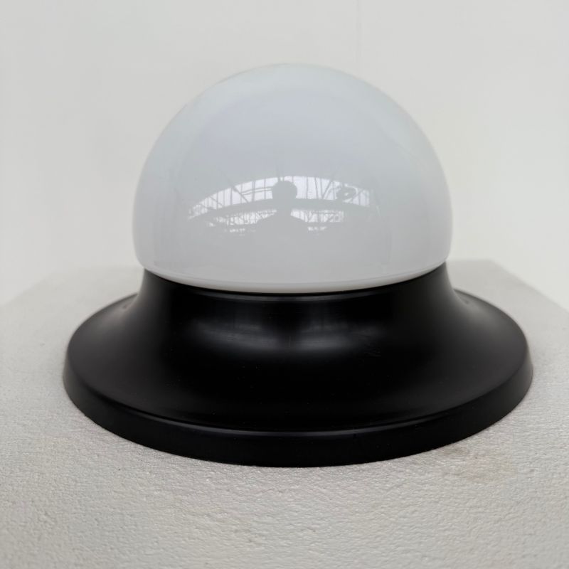 Plafond/wandlamp rond zwart mat jaren 60/70