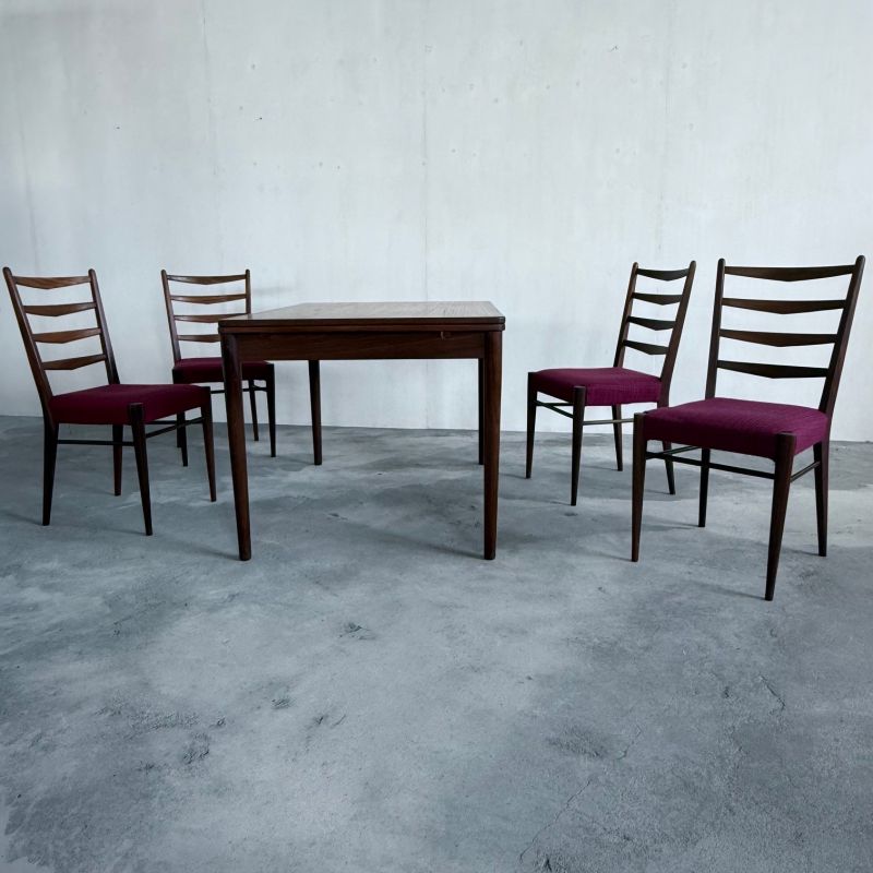 Set uitschuif tafel en 4 stoelen Pastoe